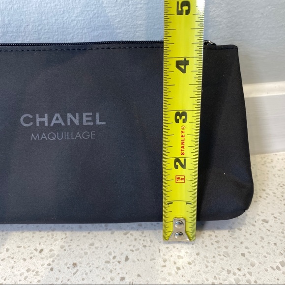 Authentic Chanel cosmetic pouch case clutch in black. Nylon and patent leather - Picture 5 of 6
